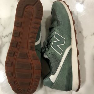 New Balance 696 Women’s 11 Sneakers